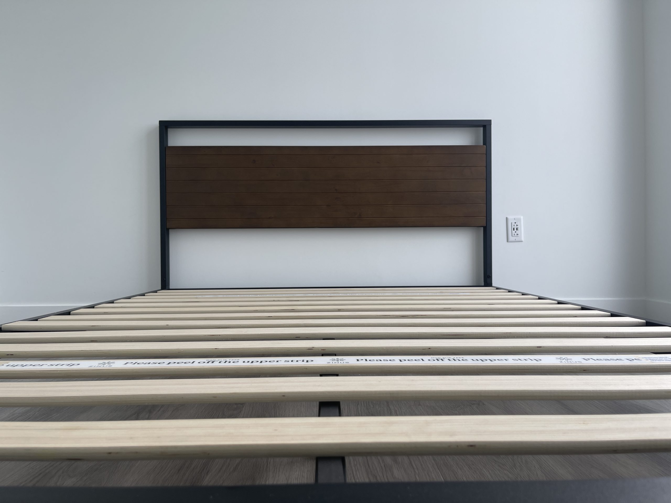 ZINUS Suzanne Ironline Metal And Wood Platform Bed With Headboard ...